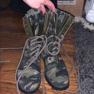 New York transit camo boots